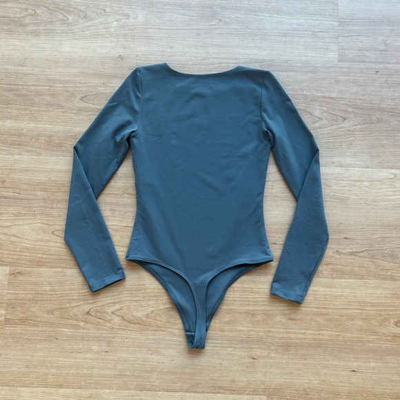 Aritzia Babaton Contour Crewneck Longsleeve Bodysuit (Green/Gray) - Picture 5 of 6